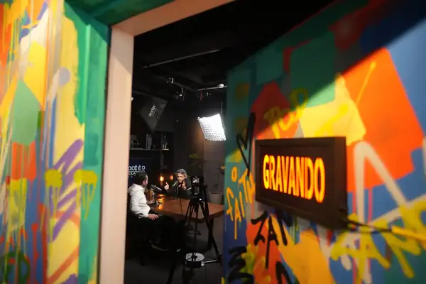Bastidores do estúdio AXIS em Alphaville — gravação de podcast