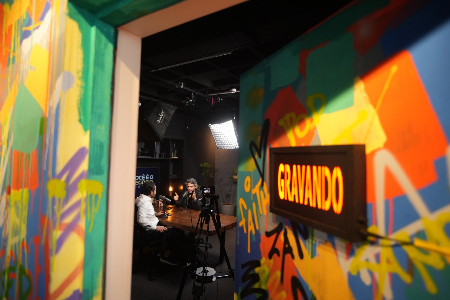 Bastidores do estúdio AXIS em Alphaville — gravação de podcast